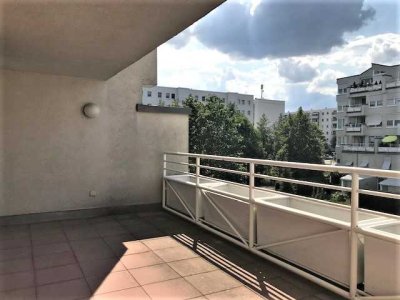 Helle 3-Raumwohnung mit Loggia und halboffener Küche