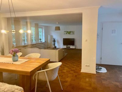 Stilvolle 3,5-Raum-DG-Wohnung mit gehobener Innenausstattung mit Balkon und EBK in Hamburg Bergstedt