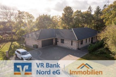 Wohnen auf einer Ebene: Moderner Bungalow mit weitläufigem Garten