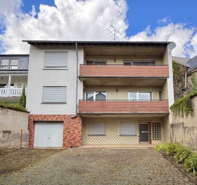 Großes Wohnhaus mit Potenzial: Zwei Garagen, zwei Balkone & vielseitig nutzbare Scheune