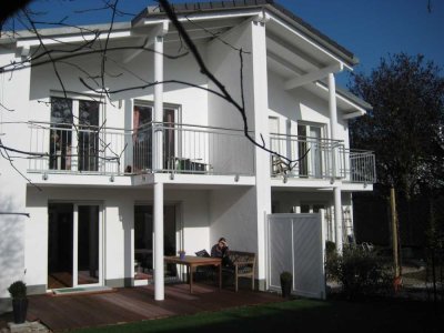 Hochwertige Doppelhaushälfte mit sonnigem  Garten und "Elektroauto-Ready"