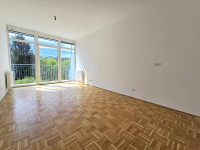 * * * SINGLE-HIT mit HÜBSCHEM BALKON NÄCHST LKH/MedUNI... MODERNE KÜCHE... NEUES BAD * * ** * *