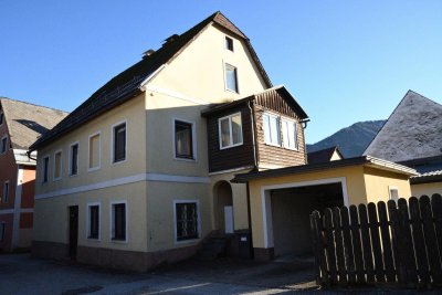 Charmantes Haus mit Garage, Garten und Wintergarten