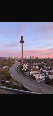 Skyline-Blick: 1-Zimmer Wohnung in Frankfurt Ginnheim
