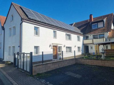 Generationenwohnen: 2 Häuser auf einem Grundstück mit großem Garten