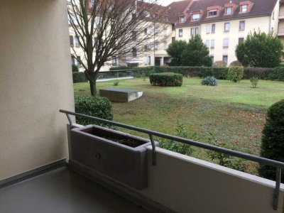 Geschmackvolle, modernisierte 2,5-Raum-Hochparterre-Wohnung mit geh. Innenausstattung mit Loggia