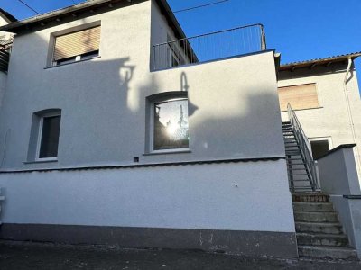 + + + Sprendlingen: helle Maisonnette-Wohnung in zentraler Lage * Balkon + 2 KFZ-Stellplätze + + +