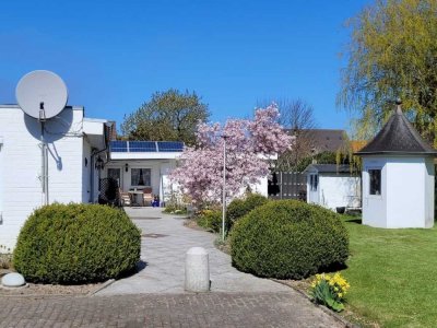 Schöner Winkelbungalow mit traumhaftem Wintergarten, Kachelofen und PV-Anlage auf Eigenland
