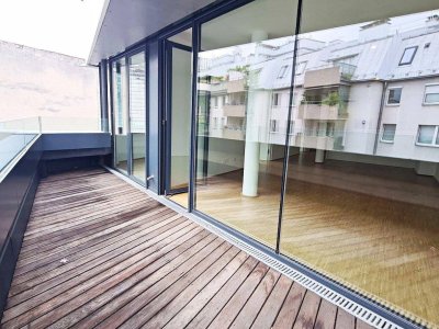 NASCHMARKT, HEUMÜHLGASSE, klimatisierte 100 m2 Dachgeschoß mit 12 m2 Terrasse, 3 Zimmer, Wohnküche, Wannenbad, Parketten