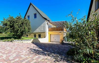 ruhig gelegenes Einfamilienhaus in Feldrandlage mit 6,5 Zimmern, 2 Garagen, Ausbaureserve