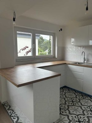 Schöne 4,5-Zim.-Wohnung im 1.OG mit Einbauküche und Balkon mit nur 3 Parteien im Gebäude