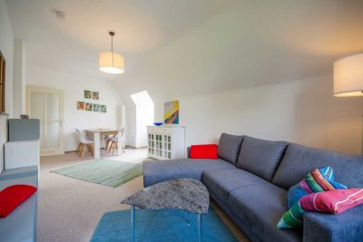 ***LIEBEVOLL EINGERICHTETE 2,5-Zi.-WOHNUNG IM DACHGESCHOSS EINES ZWEIFAMILIENHAUSES***