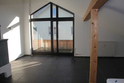 Ruhige 3,5-Zimmer-Maisonettewohnung mit Balkon, Küche, Kachelofen, Garage
