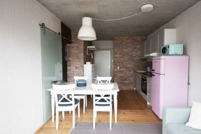 Loft-Wohnung mit Sichtbeton, Backstein und Balkon — möbliert im 3. OG