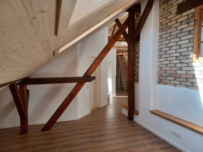 Geschmackvolle DG-Wohnung mit Balkon in Aschering