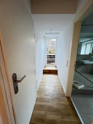 helle Souterrain-Wohnung mit Balkon in Köln-Marienburg