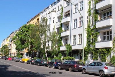 Mehrfamilien- mit Gartenhaus