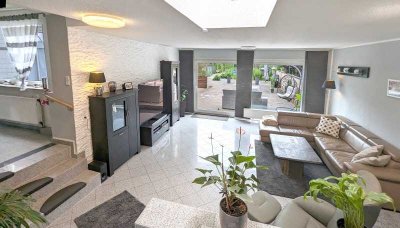 Große, renovierte EG-Wohnung mit Terrasse, riesigem Süd/Ost-Garten & Außenpool!