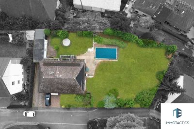 Traumhaftes Einfamilienhaus mit Bauland: Genieße Pool & Garten in deinem neuen Zuhause!