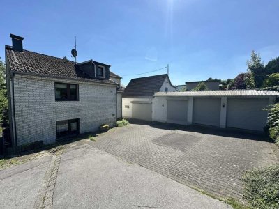 HANDWERKER AUFGEPASST! ZWEIFAMILIENHAUS mit 6 GARAGEN
in RUHIGER LAGE am Landschaftsschutzgebiet