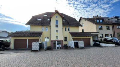 Gepflegte Balkonwohnung, Wannenbad mit Fenster und sep Dusche, Duplexgarage. Gute Lage.