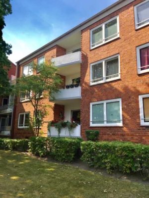 Schöne renovierte und modernisierte 2 2/2-Zimmer-Wohnung mit Balkon in Hamburg Bramfeld