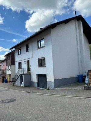 Zweifamilienhaus mit Garten und vier Garagen plus Einliegerwohnung