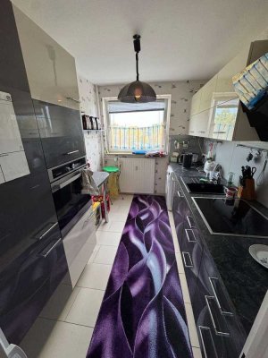 Helle 3-Zimmer-Wohnung mit Balkon, modernem Bad, Einbauküche und Außenstellplatz