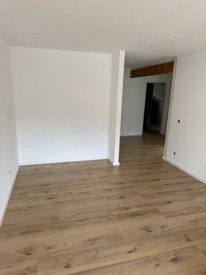 Stilvolle, vollst. renovierte 3-Zimmer-Dachgeschosswohnung mit geh. Innenausstattung mit Balkon