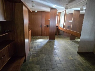 Großzügige 3 ZKB Wohnung mit 70er Jahre Charme