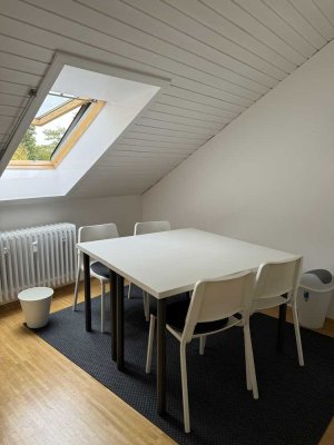 2-Zimmer-Dachgeschoss ohne Küche für Wochenend-Heimfahrer in Karlsruhe-Nordwest mit Parkplatz