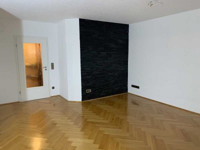 Gepflegte Wohnung mit drei Zimmern und XXL -Bankirai Terrasse in Mainburg