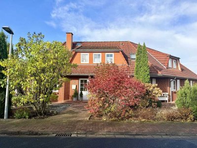 Familienidyll mit Stil: große Doppelhaushälfte am Ortsrand mit Garten, Teich und viel Wohnkomfort