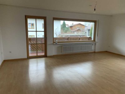 GROSSE 2-ZIMMER-WOHNUNG IN RUHIGEM, GEPFLEGTEM 2-FAMILIEN-HAUS - AN EINZELPERSON ODER PAAR