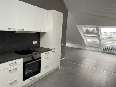 Chice, lichtdurchflutete Dachgeschoßwohnung in gehobener, ruhiger Aussichtslage 3,5 Zimmer