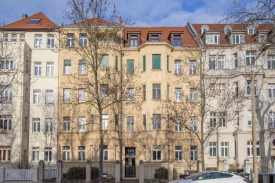 +++ Hochwertig ausgestattete 3-Zimmer-Altbauwohnung mit 2 Bädern und Gartenanteil +++