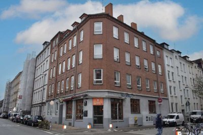Sehr schöne und gemütliche helle 3-Zimmer Dachgeschosswohnung in Kiel-Ravensberg, WG-geeignet