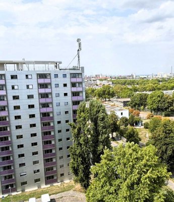 Modernisierte 2-Zimmer-Wohnung im Hochhaus – hell & zentral gelegen