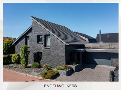 Modernes Einfamilienhaus (KfW 55) mit Pool, Dachterrasse & Doppelgarage