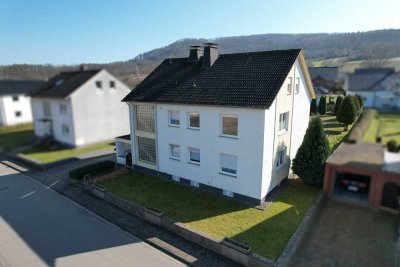 Zweifamilienhaus mit Doppelgarage in Beverungen-Amelunxen
