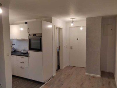 Exklusive, vollständig renovierte 1-Zimmer-DG-Wohnung mit Einbauküche in Stgt-Weilimdorf, möbliert