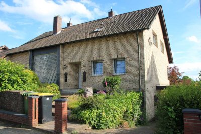Gemütliche 2-Zimmer-Dachgeschoss-Single-Wohnung (1. Etage) mit EBK in Lohmar Ort