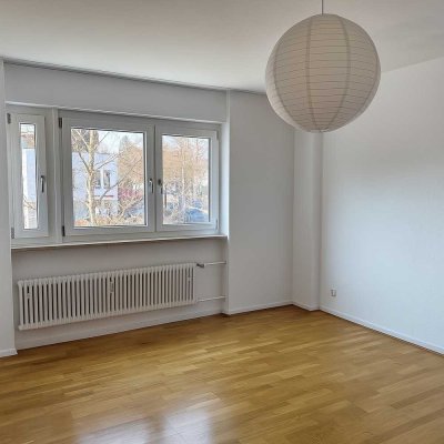 Stilvolle 2-Raum-Wohnung mit Balkon und Einbauküche in München Solln