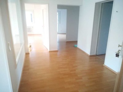 Exklusive, vollständig renovierte 4-Raum-Wohnung mit Einbauküche in Neu-Isenburg