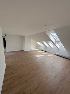 Freundliche 3,5-Zimmer-Wohnung mit Dachterrasse, Erstbezug nach Sanierung