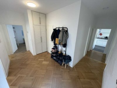 Helle 4,5-Zimmer-Altbau-Wohnung mit Balkon und Einbauküche in Stadtmitte