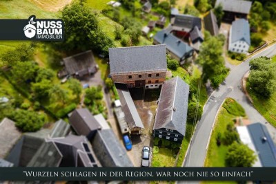 Zweigeschossiges Einfamilienhaus mit Scheune, Nebengelass und Weideflächen in Leutenberg / Hirzbach