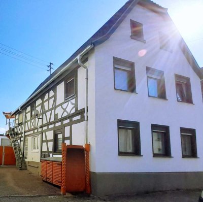 Viel Platz für Hobby oder Gewerbe - Bezugsfreies Haus mit Halle und Einliegerwohnung