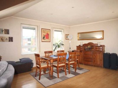Vermietete 2-Zimmer-DG-Wohnung mit Duplex-Parker in Köln-Bickendorf