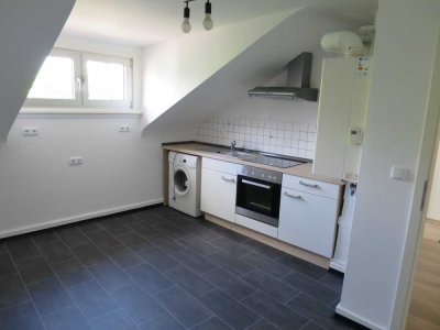 *** 2-Zimmer-Dachwohnung mit EBK - gegenüber Helios Klinikum ***
